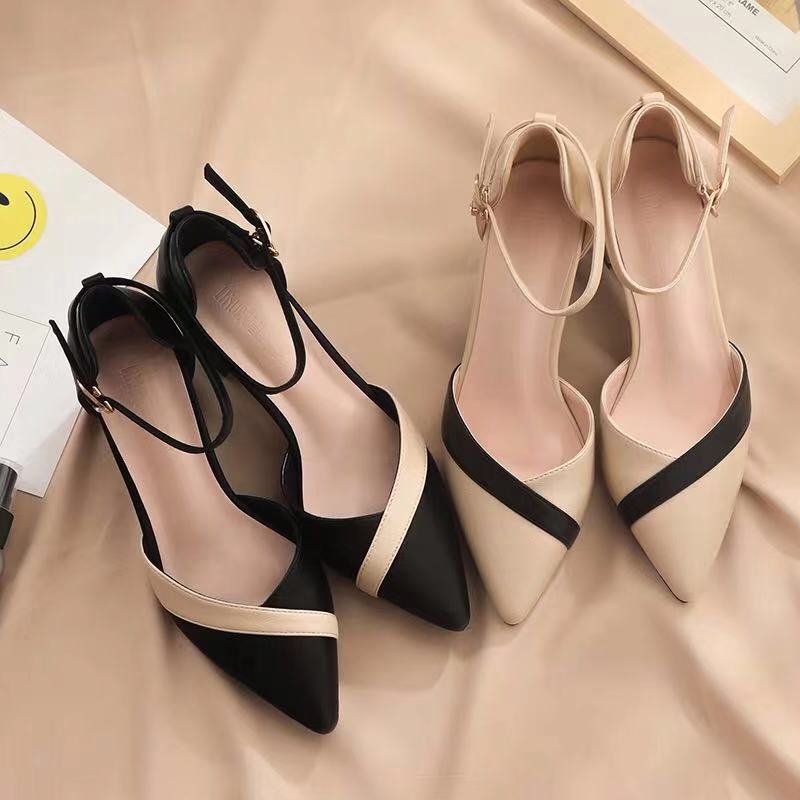 Leather Classic Strap - Klassische Damen-Pumps mit Beigefarbenem Quadratischem Absatz